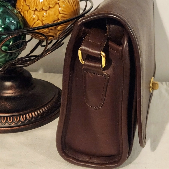 **SOLD**Coach Ridgefield - Picture 6 of 13